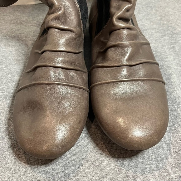 BORN women’s tan flat ankle booties. - Picture 15 of 15